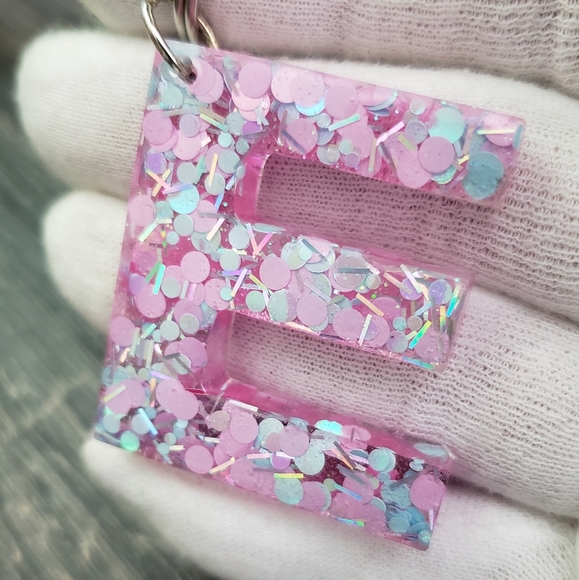 Initial Keychain Letter E with pacifier charm - Picture 3 of 6